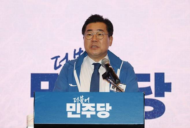 박찬대 더불어민주당 원내대표가 30일 인천 네스트호텔에서 열린 더불어민주당 2024 정기국회 대비 국회의원 워크숍에서 총평 및 마무리 인사말을 하고 있다. 사진=뉴시스화상