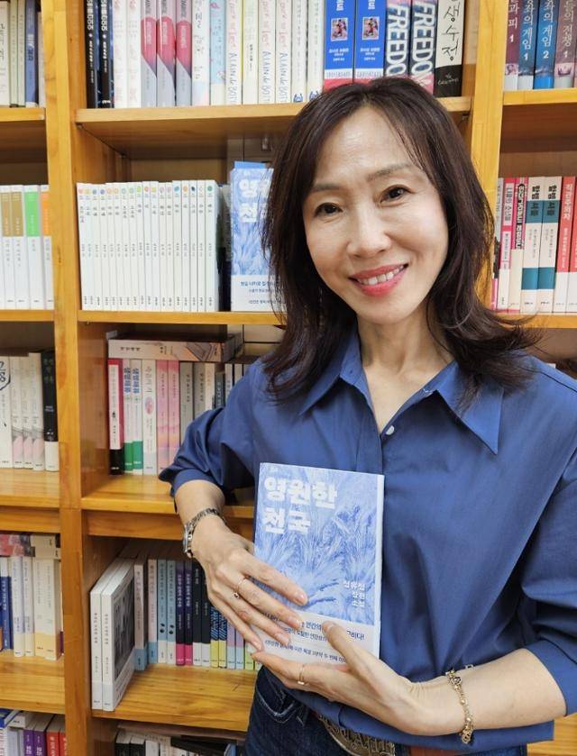 소설가 정유정이 지난 27일 서울 마포구 은행나무 출판사에서 자신의 신작 '영원한 천국'을 들고 포즈를 취하고 있다. 연합뉴스