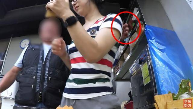 만취한 중년 남성이 윤숙희의 어깨에 손을 올리려고 하는 모습. 유튜브 캡처