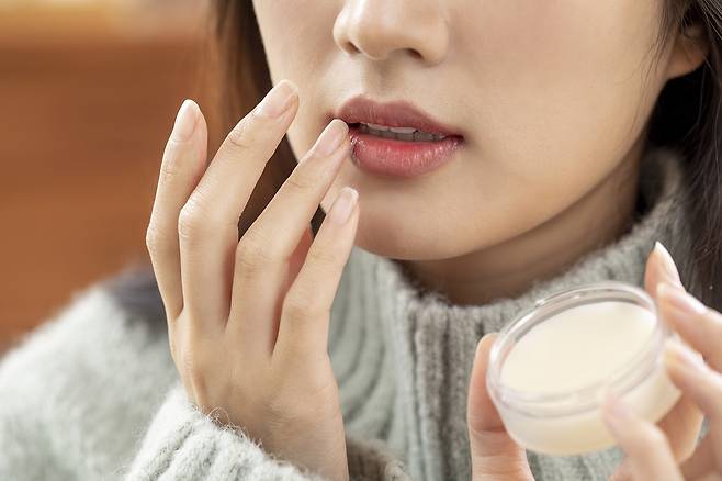 씻지 않은 손가락으로 입술을 문지른다면 균에 노출될 수 있다./사진=클립아트코리아