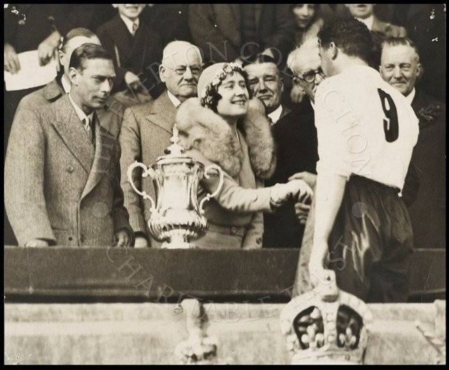 1933 FA컵 결승전에서 에버튼은 맨시티를 3-0으로 물리치고 우승했다. 사진은 9번을 단 에버튼의 캡틴 딕시 딘이 요크 공작부인으로부터 축하 인사를 받는 모습. 공작부인 옆에 서 있는 요크 공작(엘리자베스 2세 여왕의 아버지)은 1936년 조지 6세가 된다. 사진=에버튼 홈페이지