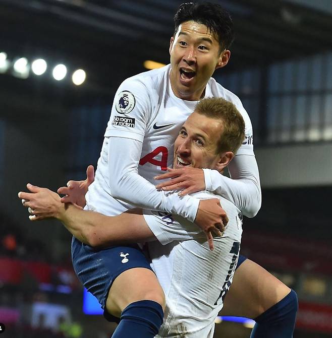 2009~10시즌 해리 케인이 토트넘에 합류할 때 그의 스쿼드 넘버는 37이었으나, 5년 후 저메인 데포의 18번을 물려받았다. 이듬해 엠마누엘 아데바요르가 클럽을 떠나자 케인은 에이스의 번호인 10번을 달게 된다. 현재 케인은 잉글랜드 국가대표팀과 뮌헨에서 스트라이커의 번호인 9번을 달고 있다. 한편 손흥민은 레버쿠젠 시절에 이어 토트넘에서도 7번을 계속 달고 있는데, 이는 클럽이 그에게 거는 기대가 그만큼 크다는 것을 의미한다. 손흥민의 주포지션인 왼쪽 윙어의 전통적인 넘버는 11이다. 하지만 손흥민은 중앙으로 지속적으로 침투하는 인버티드 윙어이기 때문에 7번도 잘 어울린다. 사진=케인 인스타그램