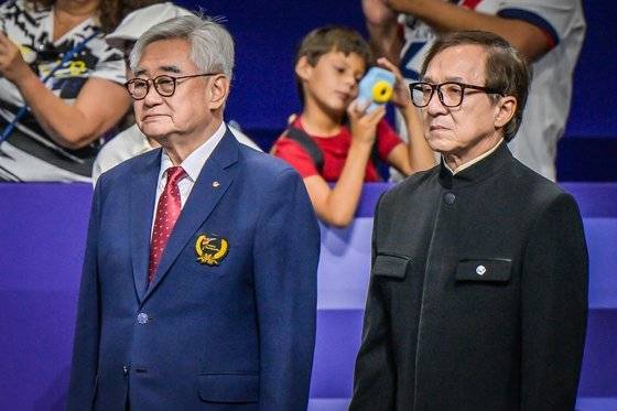 29일(현지시간) 열린 2024 파리 패럴림픽 태권도 경기에서 조정원 세계태권도연맹 총재와 함께 시상자로 나선 청룽(오른쪽). 사진 세계태권도연맹