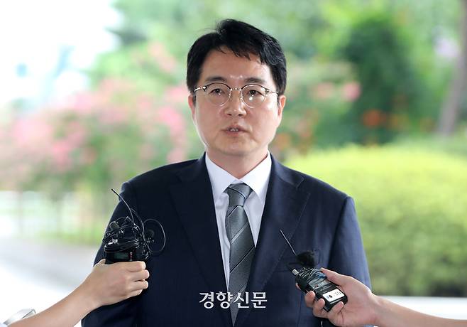 심우정 검찰총장 후보자가 12일 서초구 서울고등검찰청에 마련된 인사청문회 준비단 사무실로 출근하며 취재진의 질문에 답하고 있다. 권도현 기자