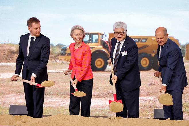 From left: Minister President of the Saxony state Michael Kretschmer, European Commission President Ursula von der Leyen, TSMC Chairman C. C. Wei and German Chancellor Olaf Scholz attend a groundbreaking ceremony for Taiwanese chip maker TSMC's first European plant in the eastern city of Dresden, Germany, August 20. (Reuters-Yonhap)