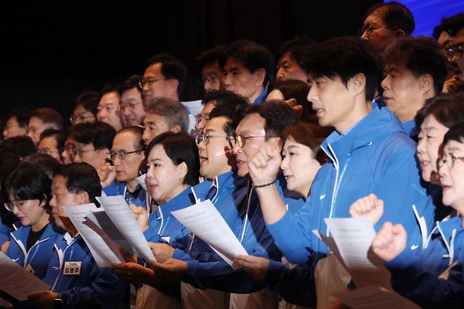 박찬대 더불어민주당 원내대표를 비롯한 민주당 의원들이 30일 인천 영종도 네스트호텔에서 열린 2024 정기국회 국회의원 워크숍에서 결의문을 낭독하고 있다. 연합뉴스