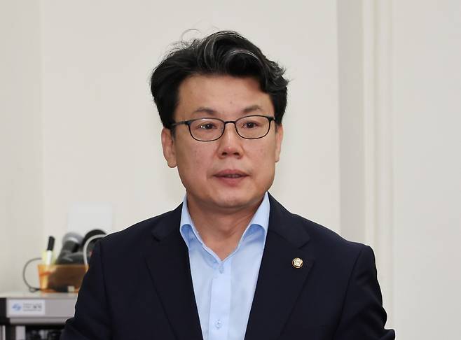 더불어민주당 진성준 정책위의장이 지난 9일 오전 국회에서 열린 최고위원회의에 입장하고 있다. 연합뉴스