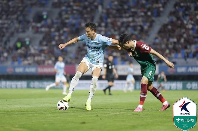 수원 FC 스트라이커 지동원을 수비하고 있는 김현우. 사진=한국프로축구연맹