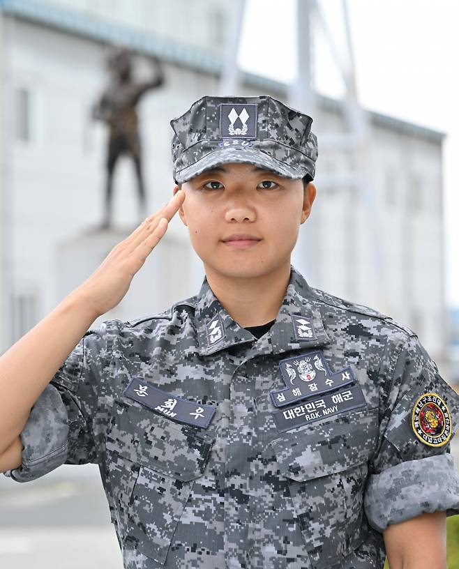 해난구조 기본과정을 수료하고 여군 최초로 심해잠수사(SSU)가 된 문희우 대위(진)이 '세계최강 SSU' 동상 앞에서 경례를 하고 있다.[해군 제공]