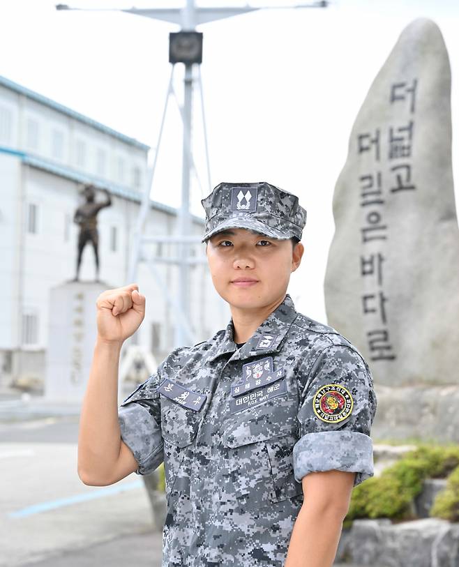 해난구조 기본과정을 수료하고 여군 최초로 심해잠수사(SSU)가 된 문희우 대위(진)이 ‘더 넓고 더 깊은 바다로’ 비석 앞에서 포즈를 취하고 있다.[해군 제공]