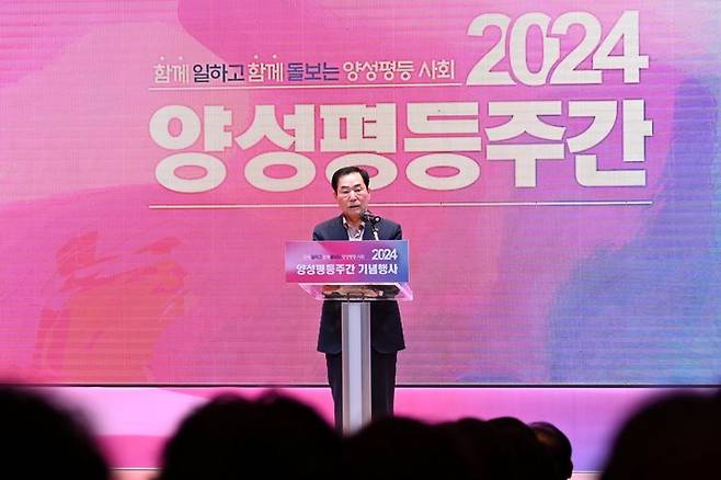 [창녕=뉴시스] 안지율 기자 = 성낙인 군수가 2024년 양성평등 주간기념행사에서 인사말을 하고 있다. (사진=창녕군 제공) 2024.08.30. photo@newsis.com *재판매 및 DB 금지