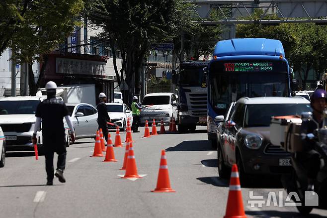 [서울=뉴시스] 김명년 기자 = 전날 땅 꺼짐(싱크홀) 사고가 발생했던 서울 서대문구 연희동 성산로 인근 도로에서 30일 오전 도로 침하가 추가로 발생해 교통이 통제되고 있다. 2024.08.30. kmn@newsis.com