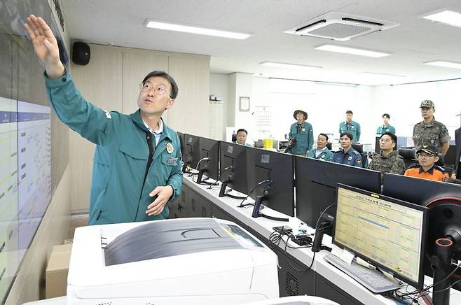 순창군 지방상수도 통합운영센터, 센터 관계자들이 최영일 군수 등을 상대로 관내 상수도 공급현황을 설명하고 있다. *재판매 및 DB 금지