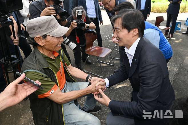 [곡성=뉴시스] 박기웅 기자 = 기초자치단체장 재보궐선거를 앞두고 전남을 찾은 조국혁신당 조국 대표가 30일 오전 곡성군 옥과면 만취정에서 지역 어르신들을 만나 인사를 나누고 있다. 2024.08.30. pboxer@newsis.com