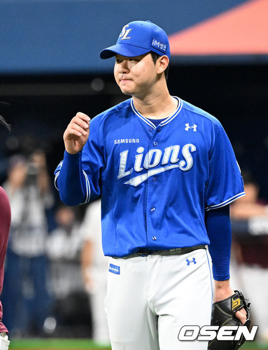 [OSEN=고척, 이대선 기자] 29일 오후 서울 고척스카이돔에서 ‘2024 신한 SOL Bank KBO리그’ 키움 히어로즈와 삼성 라이온즈의 경기가 열렸다.키움은 하영민, 삼성은 황동재를 선발로 내세웠다.6회말 2사 1,2루에서 삼성 황동재가 마운드를 내려가고 있다. 2024.08.29 /sunday@osen.co.kr