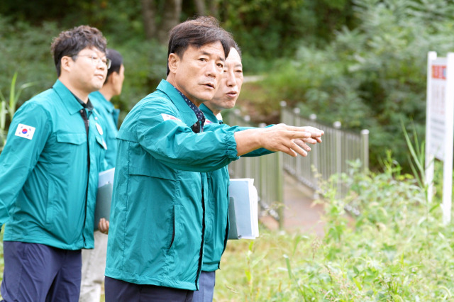 ▲ 윤경희 청송군수가 수리시설을 점검하며 가뭄대비 총력 대응 지시를 하고 있다. ⓒ 청송군