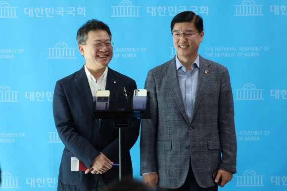 한동훈-이재명 대표회담 의제 브리핑 - 한동훈-이재명 대표회담 의제 브리핑     (서울=연합뉴스) 김주성 기자 = 국민의힘 박정하 대표 비서실장(왼쪽)과 더불어민주당 이해식 대표 비서실장이 30일 오후 서울 여의도 국회 소통관에서 다음달 1일로 예정된 국민의힘 한동훈 대표와 더불어민주당 이재명 대표의 회담 의제에 대해 브리핑 하고 있다. 2024.8.30     utzza@yna.co.kr (끝)   <저작권자(c) 연합뉴스, 무단 전재-재배포, AI 학습 및 활용 금지>