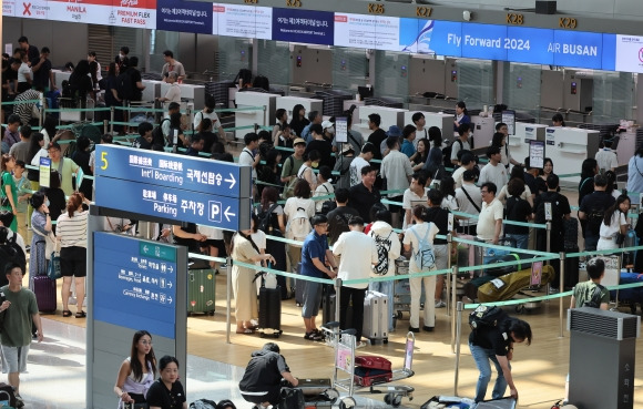 휴가철 붐비는 공항 - 지난 4일 인천국제공항 1터미널 출국장이 휴가철을 맞아 해외로 떠나려는 여행객들로 붐비고 있다. 2024.8.4 연합뉴스