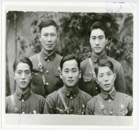 박영준(1941년 중국군관학교 졸업생, 앞줄 가운데). 사진 제공=국가보훈부