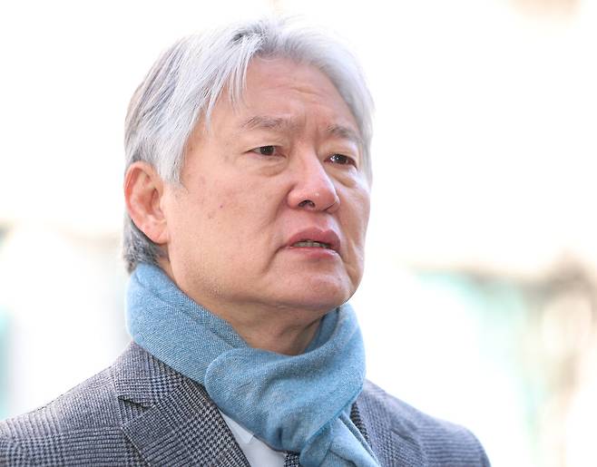 노환규 전 대한의사협회 회장이 9일 오전 전공의 집단 사직 공모 의혹과 관련해 경찰 조사를 받기 위해 서울 마포구 서울경찰청 공공범죄수사대로 출석하기 전 입장을 표명하고 있다. ⓒ 연합뉴스