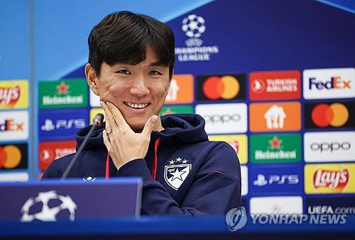 세르비아 매체 텔레그라프가 29일(한국시간) 황인범이 2024-2025시즌 유럽축구연맹(UEFA) 챔피언스리그 본선 진출을 확정한 즈베즈다에 잔류한다고 보도했다.&nbsp;  즈베즈다는 이날 세르비아 베오그라드에 있는 슈타디온 라이코 미티치에서 열린 보되글림트(노르웨이)와의 대회 예선 플레이오프 2차전에서 2-0으로 승리했다.&nbsp;즈베즈다가 챔피언스리그 진출에 성공하면서 황인범의 잔류 가능성이 높아지고 있다. 연합뉴스