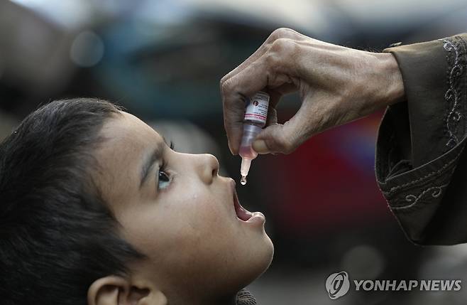 어린이가 소아마비 백신을 투약받는 모습. (기사 내용과 직접 관계없음) [AP 연합뉴스 자료사진. 재판매 및 DB 금지]