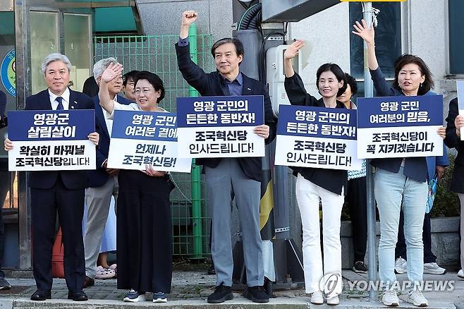 퇴근길 유세하는 조국혁신당 조국 대표 (영광=연합뉴스) 김혜인 기자 = 조국혁신당 조국 대표가 29일 오후 전남 영광군청 앞 사거리에서 퇴근하는 시민들에게 인사하고 있다. 2024.8.29 in@yna.co.kr