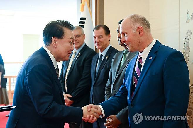 윤석열 대통령, 미국 하원의원 대표단 접견 (서울=연합뉴스) 홍해인 기자 = 윤석열 대통령이 30일 서울 용산 대통령실 청사에서 미·중 전략경쟁특위 위원장인 존 물레나 의원(오른쪽) 등 미국 하원의원 대표단을 만나 인사하고 있다. 2024.8.30 [대통령실 제공. 재판매 및 DB 금지] hihong@yna.co.kr