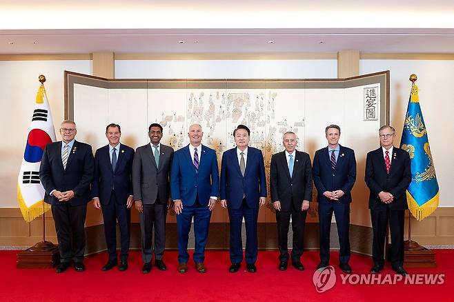 윤석열 대통령, 미국 하원의원 대표단 접견 (서울=연합뉴스) 홍해인 기자 = 윤석열 대통령이 30일 서울 용산 대통령실 청사에서 미·중 전략경쟁특위 위원장인 존 물레나 의원(왼쪽 네 번째) 등 미국 하원의원 대표단을 접견하며 기념촬영을 하고 있다. 2024.8.30 [대통령실 제공. 재판매 및 DB 금지] hihong@yna.co.kr