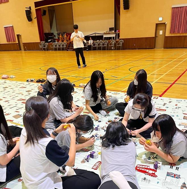 전남외국어고(교장 하순용)- 지난 28일 1, 2학년 학생을 대상으로 '교내 수학체험전'을 개최했다. 수학체험전은 직사각형 바람개비 날리기, 메타버스 방탈출게임, 보로노이 빛상자 만들기 등 수학적 개념을 직접 체험하고 이해할 수 있도록 운영됐다.(전남교육청 제공)/뉴스1