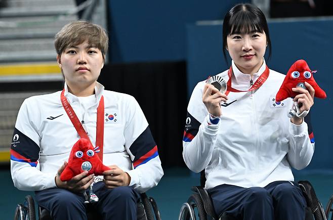 윤지유와 서수연(왼쪽부터)이 31일 새벽(한국시각) 프랑스 파리 수드파리 아레나4에서 열린 2024년 파리패럴림픽 탁구 여자복식(WD5등급) 결승전에서 중국 조에 패해 은메달을 따냈다. 시상식 후 메달과 프리주 인형을 든채 포즈를 취한 윤지유와 서수연. 대한장애인체육회 제공