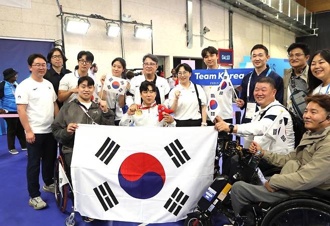 전직 프로축구 골키퍼였지만, 사고로 장애를 얻어 은퇴한 유연수(앞줄 맨 왼쪽)는 장애인 사격 선수 변신을 시도 중이다. 유연수가 2024년 파리패럴림픽 현장을 방문해 사격대표팀을 응원했다. 대한장애인체육회 제공