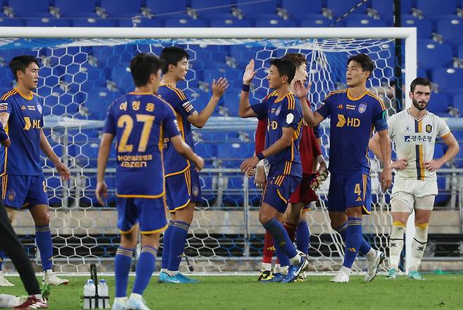 결승 진출하는 울산

    (울산=연합뉴스) 김용태 기자 = 28일 울산 문수축구경기장에서 열린 2024 하나은행 코리아컵 4강 2차전 울산 HD와 광주FC의 경기 종료 후 결승 진출을 확정한 울산 선수들이 서로 격려하고 있다. 2024.8.28