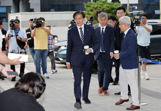 31일 오전 조국 조국혁신당 대표가 '뒤집어진 물음표' 상표가 새겨진 커피를 들고 참고인 신분으로 검찰 조사를 받기 위해 전주지검 청사로 들어오고 있다. [이미지출처=연합뉴스]