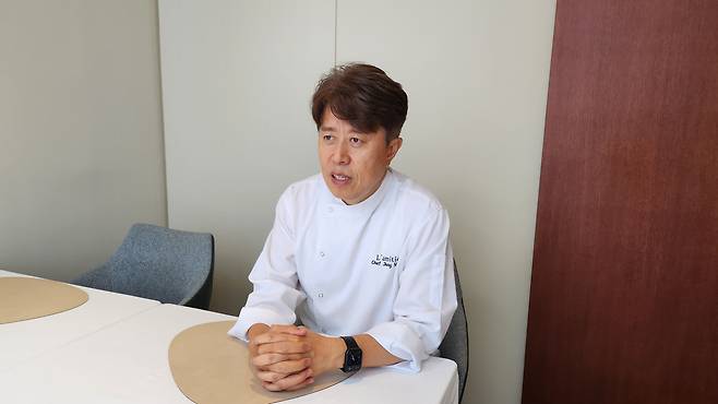 Jang Myoung-sik, the owner chef of L’Amitié is having an interview with The Chosun Daily. /Lee Jung-soo