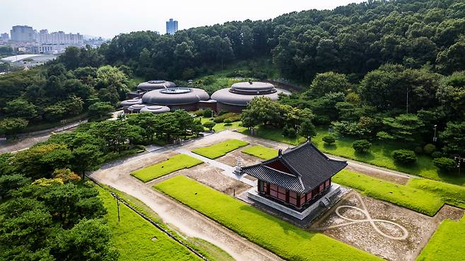 '직지의 산실'인 흥덕사지 부근에 자리한 청주고인쇄박물관. 고인쇄 관련 유물과 자료 5800여 점을 소장 및 전시하고 있다. / 양수열 영상미디어 기자