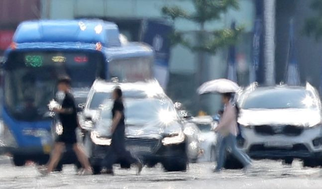 폭염이 이어진 대구 반월당사거리 인근 달구벌대로 모습. ⓒ뉴시스