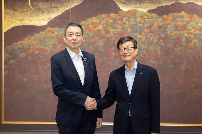 윤진식 한국무역협회 회장(오른쪽)이 지난 30일 서울 성북구 일본대사관저에서 미즈시마 고이치 주한일본대사와 만나 인사를 나누고 있다. 무협 제공