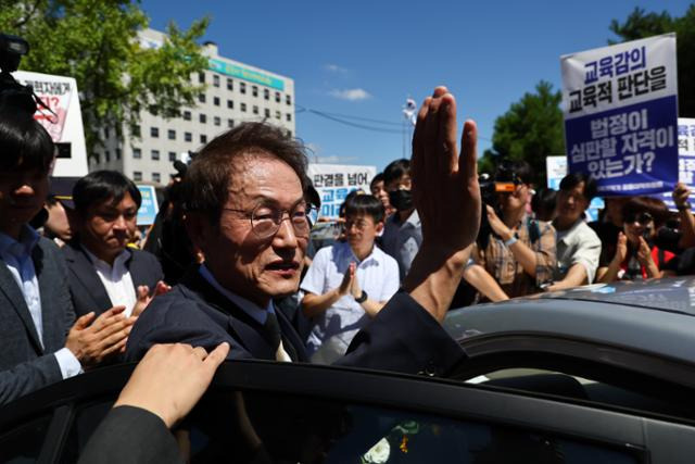 조희연 서울시교육감이 29일 서울시 교육청 청사를 나서고 있다. 이날 대법원은 직권남용 권리행사방해 등 혐의로 기소된 조 교육감에게 징역 1년 6개월에 집행유예 2년을 선고한 원심 판결을 확정했다. 박시몬 기자