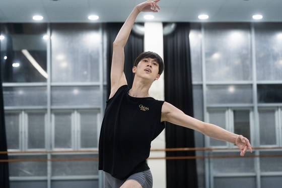 발레리노 전민철과 K-Arts Ballet 단원들의 '피아노 파드되' 연습 장면. [사진 아트앤아티스트]