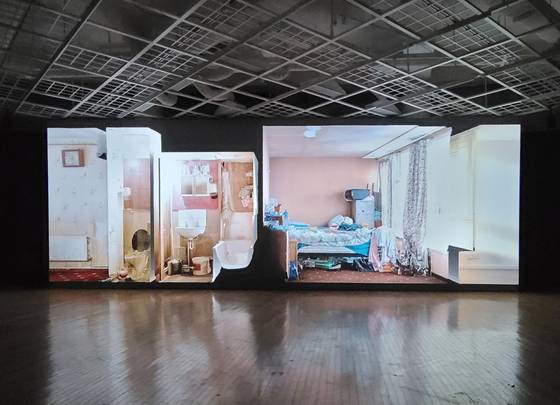 서도호의 ‘로빈 후드 가든’(2018)이 서울 아트선재센터에서 상영되는 모습. [사진 문소영 기자]