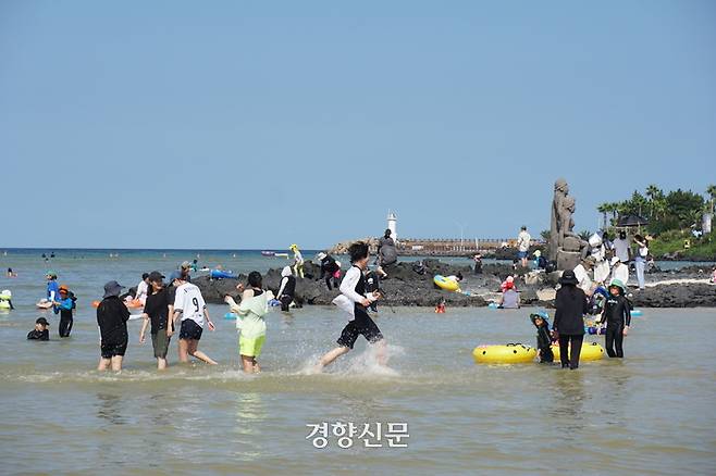 표선고 인권동아리 ‘이끼’ 학생들이 지난 11일 ‘수중 휠체어 대여’ 캠페인을 마치고 바다에서 뛰놀고 있다. 강은 기자