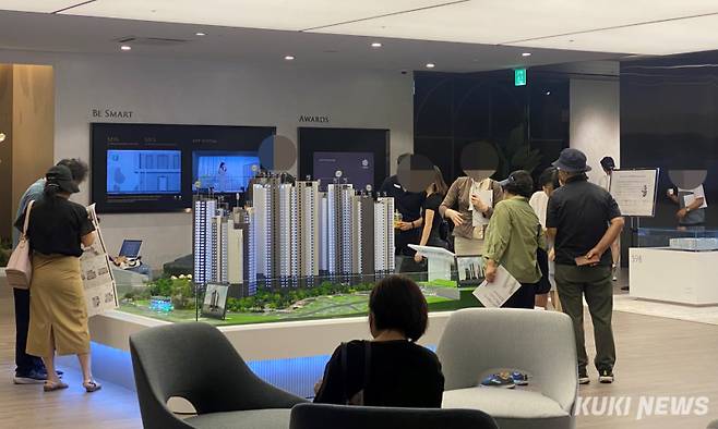 라체르보푸르지오써밋 아파트 견본주택이 30일 개관했다. 시민들이 전시물을 관람하고 있다. 사진=송금종 기자&nbsp;