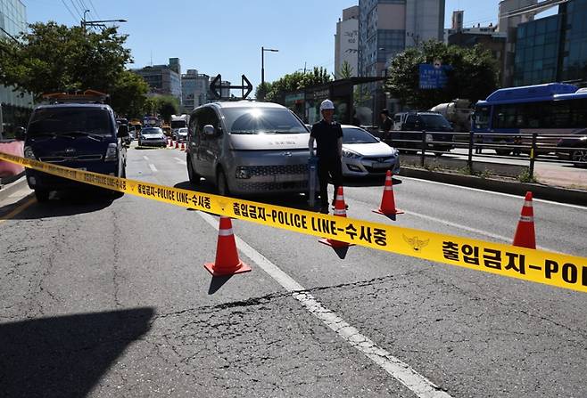 본 기사와 직접적인 관련 없음. 지난 30일 서울 연희동 성산로에서 발생한 ‘땅 꺼짐’(싱크홀) 현장 인근에서 도로 침하가 발견돼 관계당국이 조사를 벌이고 있다. 연합뉴스