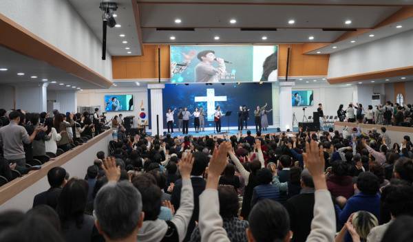 뜨겁지도 차지도 않은 어정쩡한 신앙을 유지하는 교회들은 미래에 침체할 것이라는 전망이 나오고 있다. 경기도 김포 서울김포영광교회 주일예배 참가자들이 손을 들고 기도하는 모습. 서울김포영광교회 제공