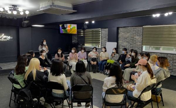 서울 마포구 뉴송교회 교인들이 셀 모임을 갖고 있다. 뉴송교회 제공