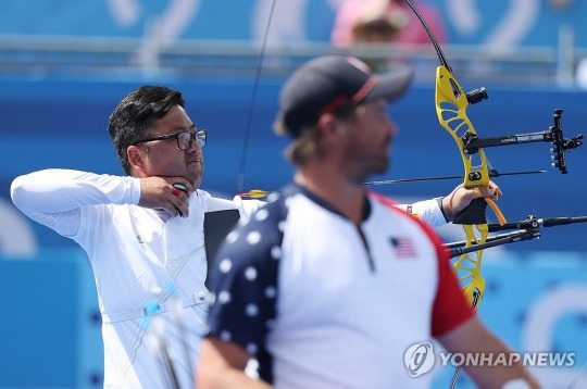 2024 파리올림픽 양궁 남자 개인전 결승전에서 한국 김우진(왼쪽)과 미국의 브레이디 엘리슨의 경기 모습. [파리=연합뉴스]