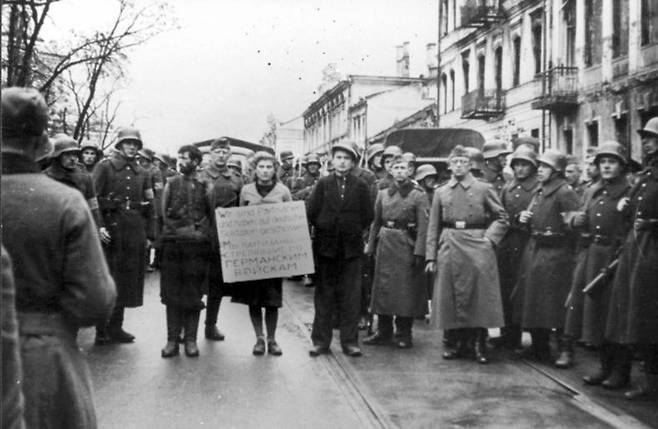 소련 저항군 소속 간호사를 교수형에 처하려는 독일군. [사진출처=Bundesarchiv, Bild]