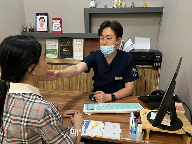 고객과 리프팅 시술 관련 상담을 진행하는 최원혁 닥터디자이너의원 영등포점 대표원장. [사진 = 김민주 기자]