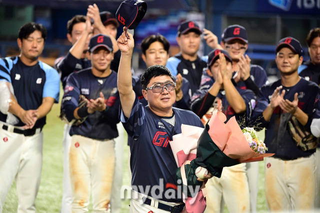 2024년 8월 31일 서울 잠실구장에서 '2024 신한 SOL Bank KBO리그, 롯데 자이언츠와 두산 베어스의 경기가 열렸다. 롯데 김태형 감독이 7-4로 승리하며 통산 700승을 달성한 뒤 기뻐하고 있다./잠실 = 유진형 기자 zolong@mydaily.co.kr